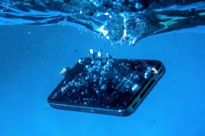 Hay que chequear bien antes de someter al móvil a pruebas acuticas