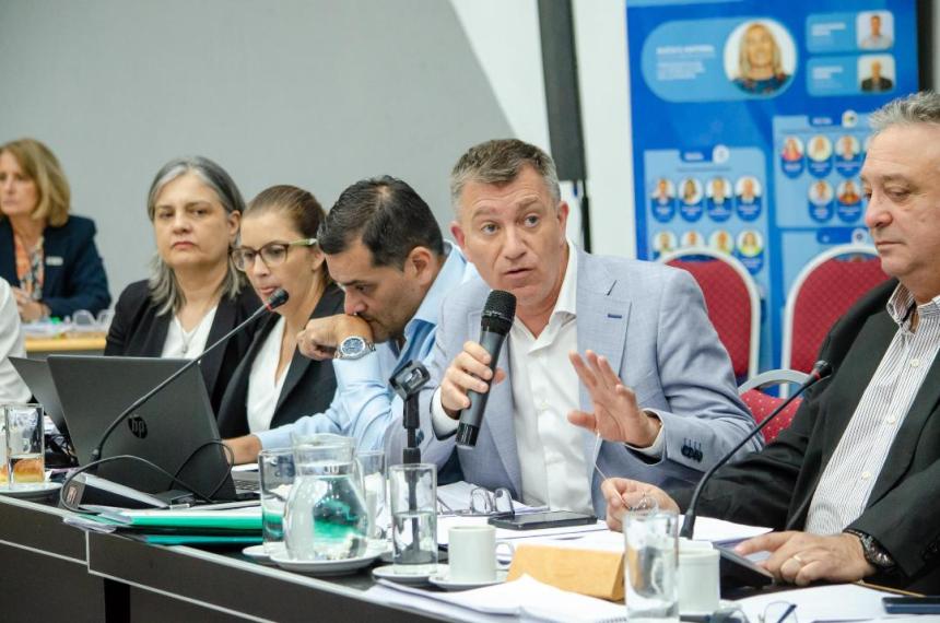 El ministro Guido Bisterfeld reveló como se financia el déficti que se genera porr la falta de fondos nacionales