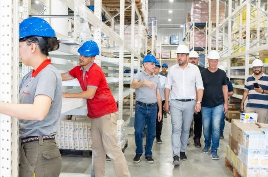 El intendente Luciano di Npoli con casco blanco recibidi por los directivos y responsables de la obra (casco azul)