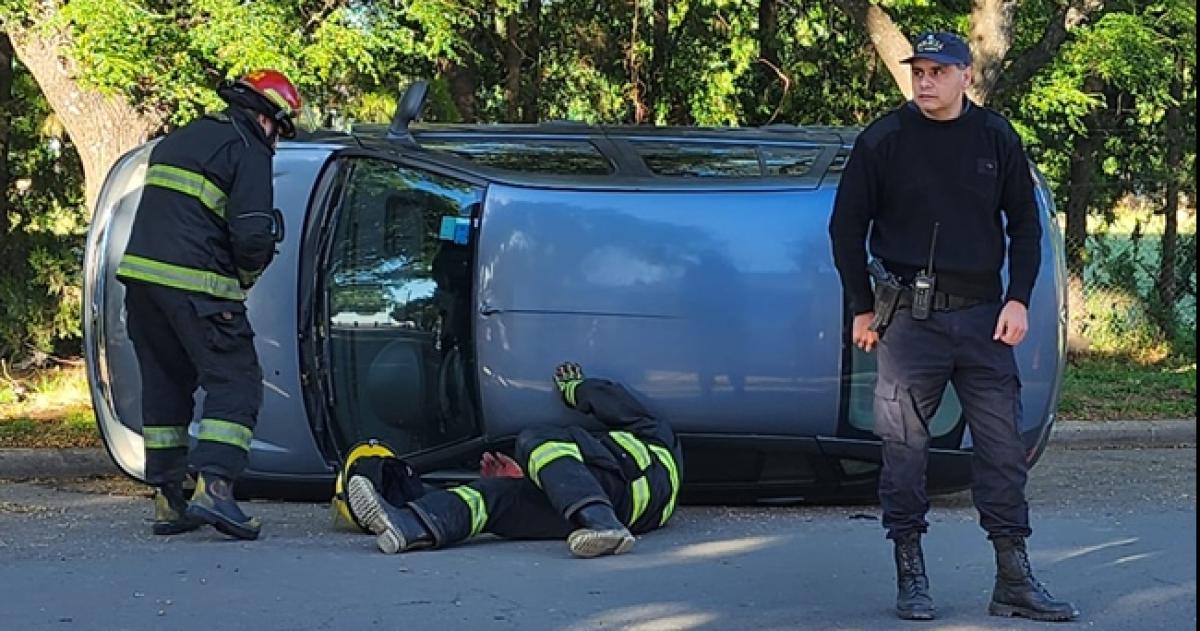 La conductora quedó atrapada dentro del habitculo del auto
