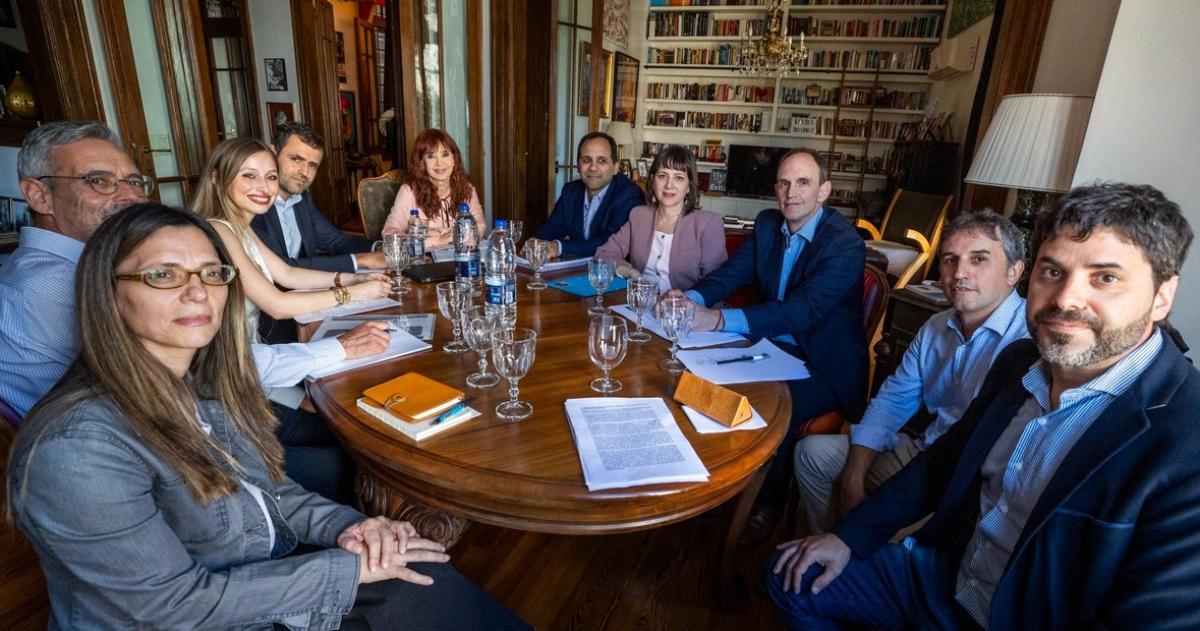 La foto de Cristina Kirchner con nueve economistas que desató las restricciones al arresto domiciliario