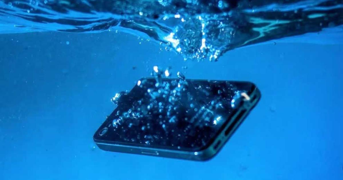 Hay que chequear bien antes de someter al móvil a pruebas acuticas