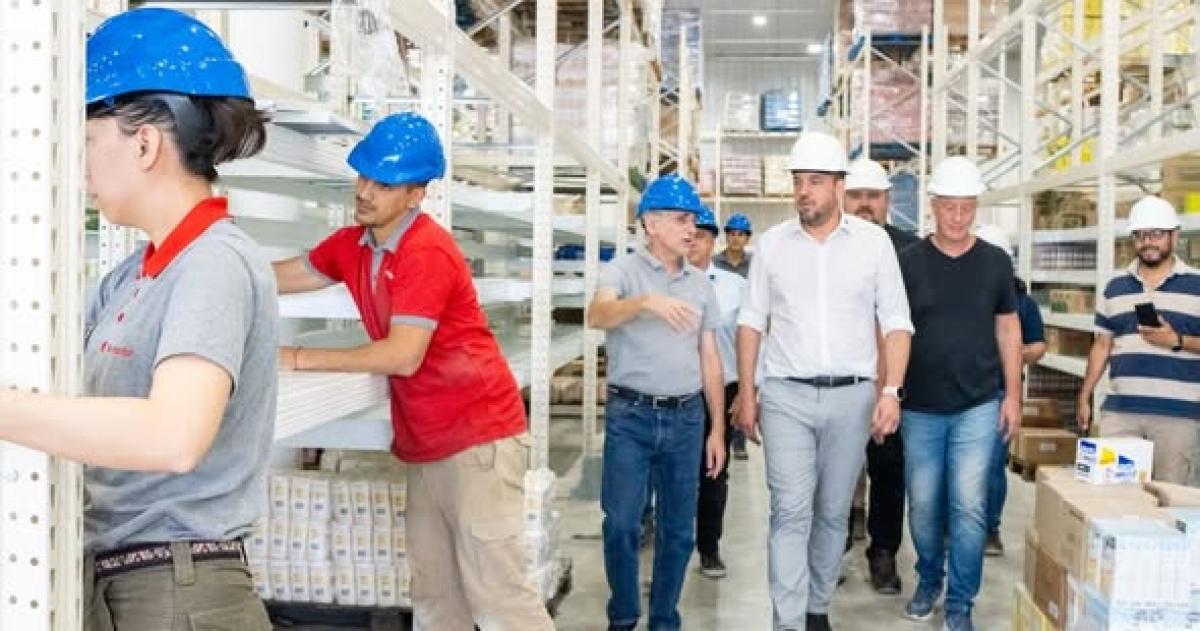 El intendente Luciano di Npoli con casco blanco recibidi por los directivos y responsables de la obra (casco azul)