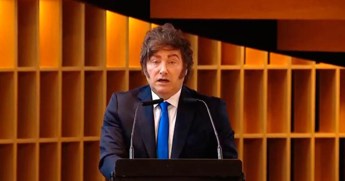 Javier Milei habloacute de reformas y de un futuro a tasas argentinas en un acto de la Corporacioacuten Ameacuterica