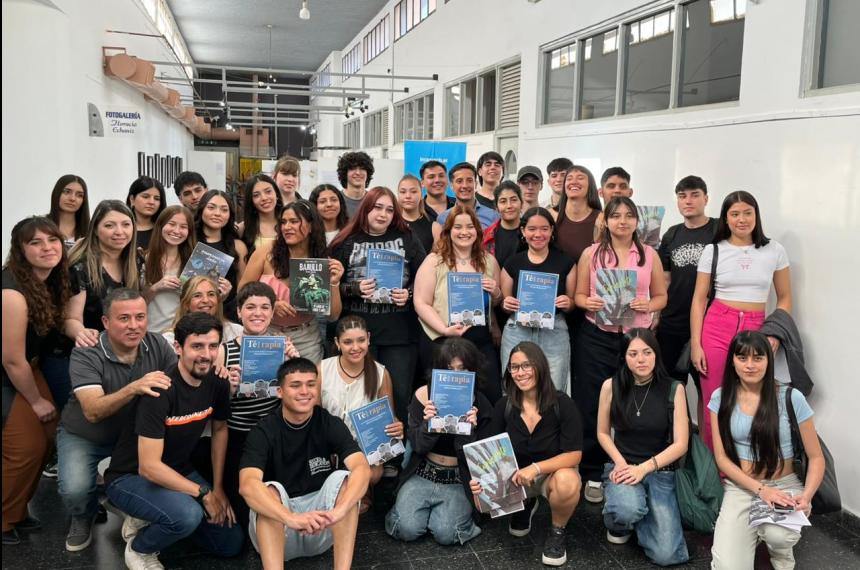 Siete revistas una comunidad- estudiantes de Comunicacioacuten cerraron el antildeo con una muestra