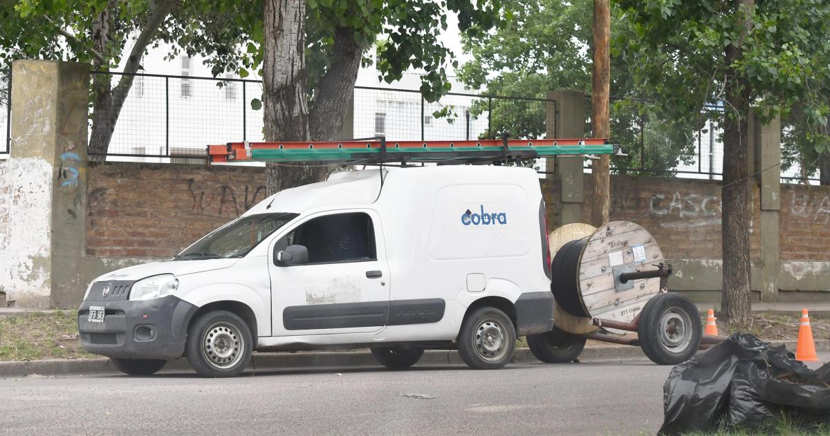 Desafiacuteo al municipio- El Grupo Clariacuten continuacutea con el cableado ilegal