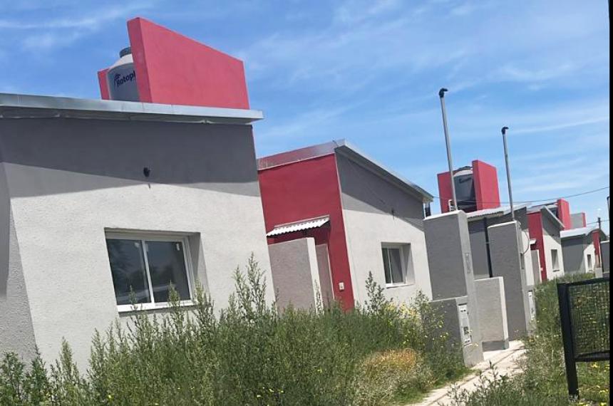 Las viviendas parecen abandonadas y los adjudicatarios no obtienen respuestas a sus reclamos