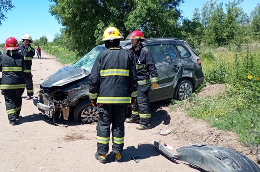 El conductor fue hospitalizado y el auto sufrió serios daños