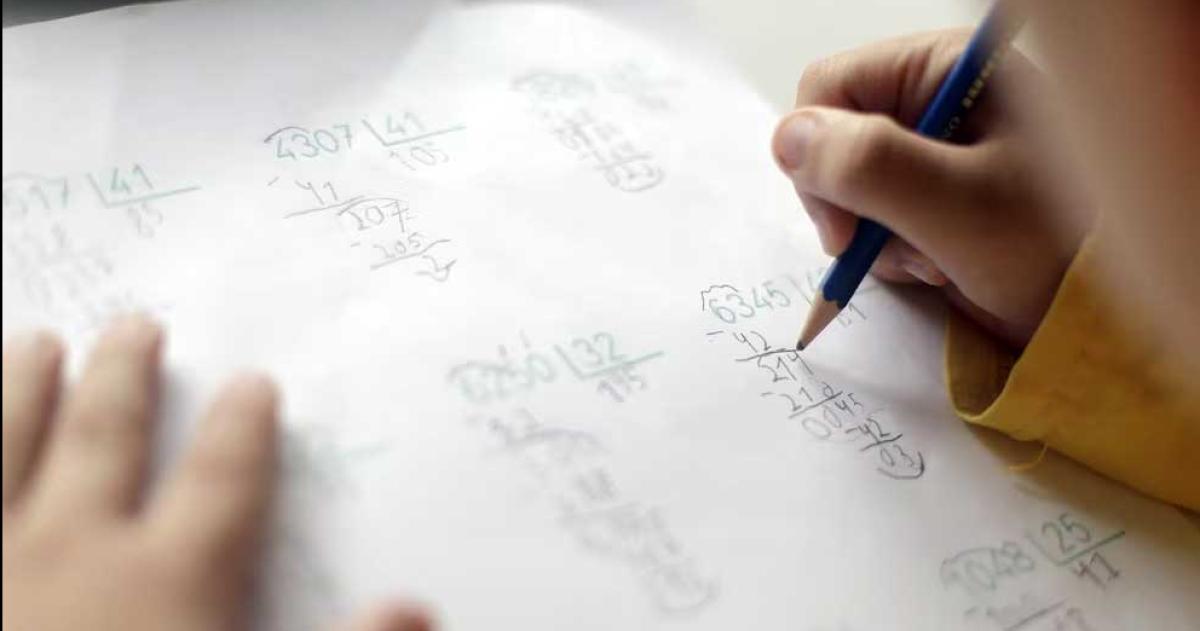 El uso de los dedos para contar en la infancia potencia el desarrollo de habilidades de suma en etapas posteriores