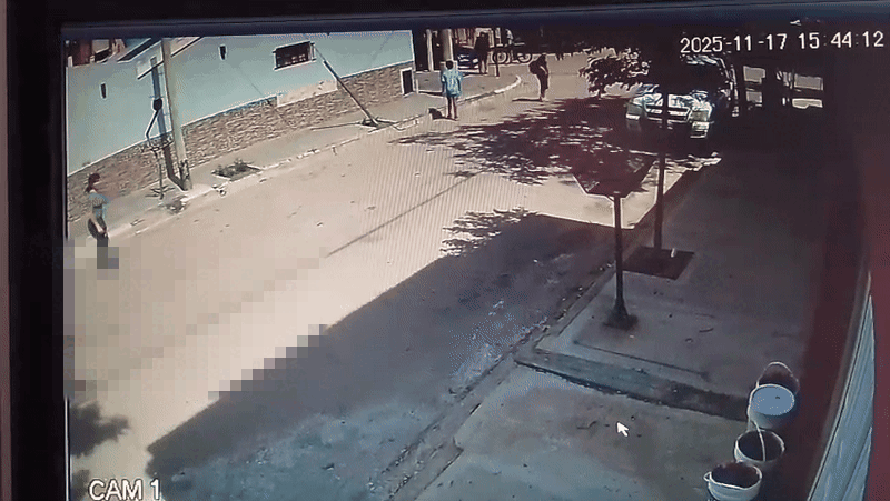 Una nintildea rompioacute a patadas el portoacuten de una casa- iquestun desafiacuteo una prueba