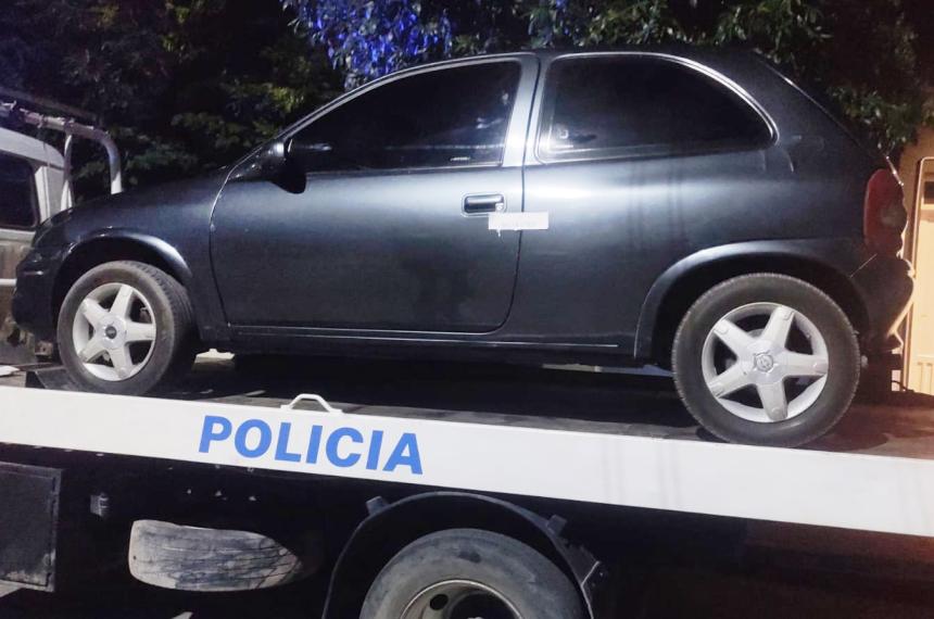Detienen a dos adolescentes que circulaban a alta velocidad y casi atropellan a policiacuteas