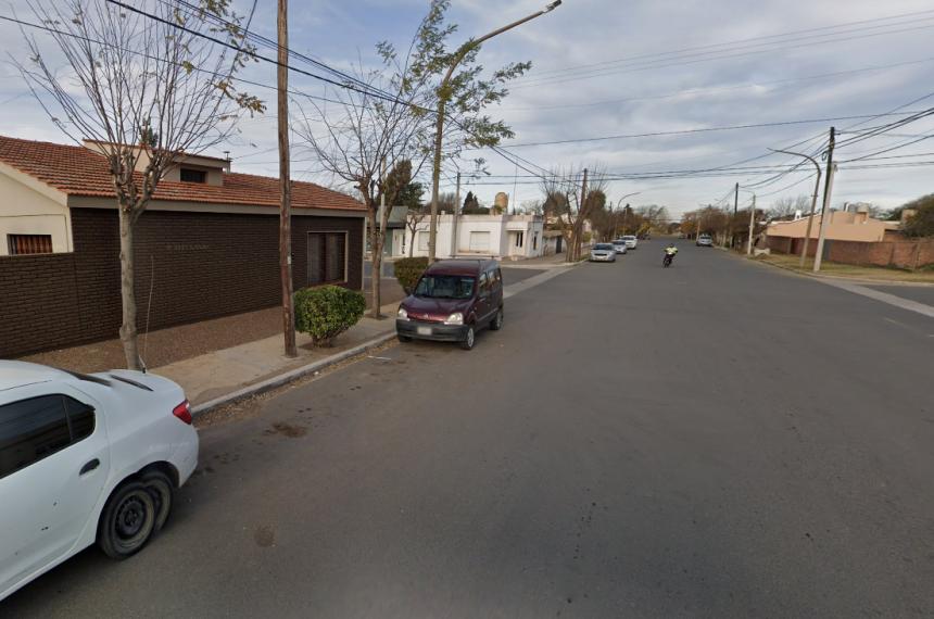 Un policiacutea descubrioacute a un ladroacuten intentando abrir el bauacutel de su auto en Toay