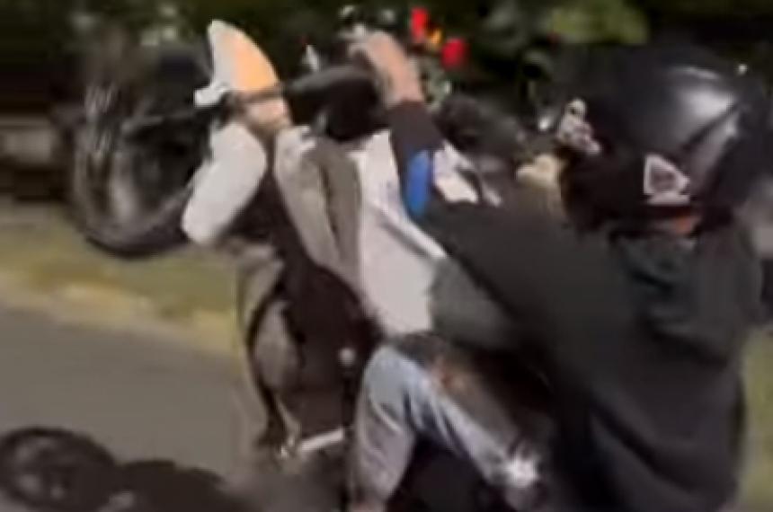 Enojo por Santacuelgue- motociclista realiza maniobras peligrosas y willys