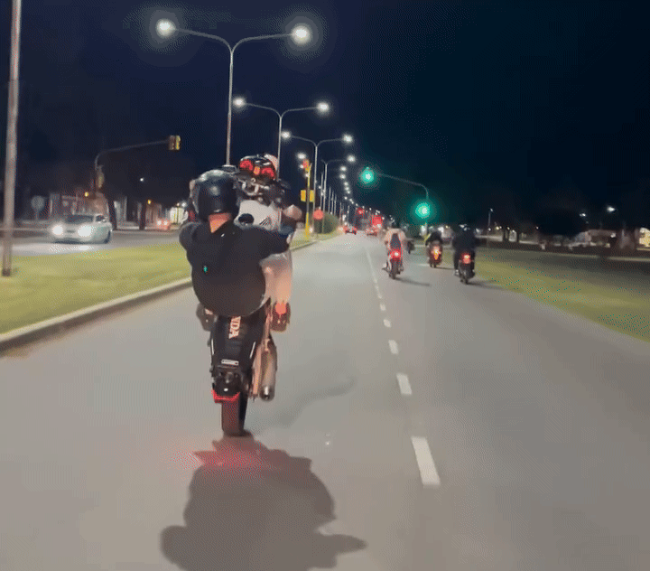 Enojo por Santacuelgue- motociclista realiza maniobras peligrosas y willys