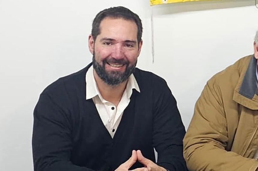 Un concejal de Mendoza manejaba con una copa de vino y borracho 