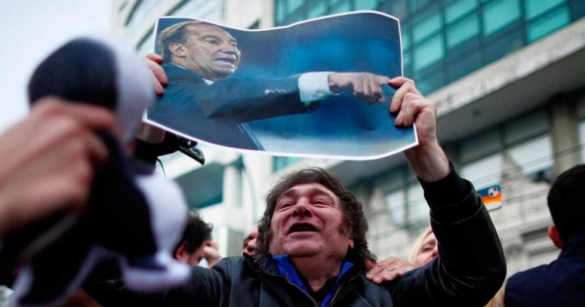 Javier Milei respaldoacute a Estudiantes de La Plata tras la poleacutemica por el pasillo a Rosario Central