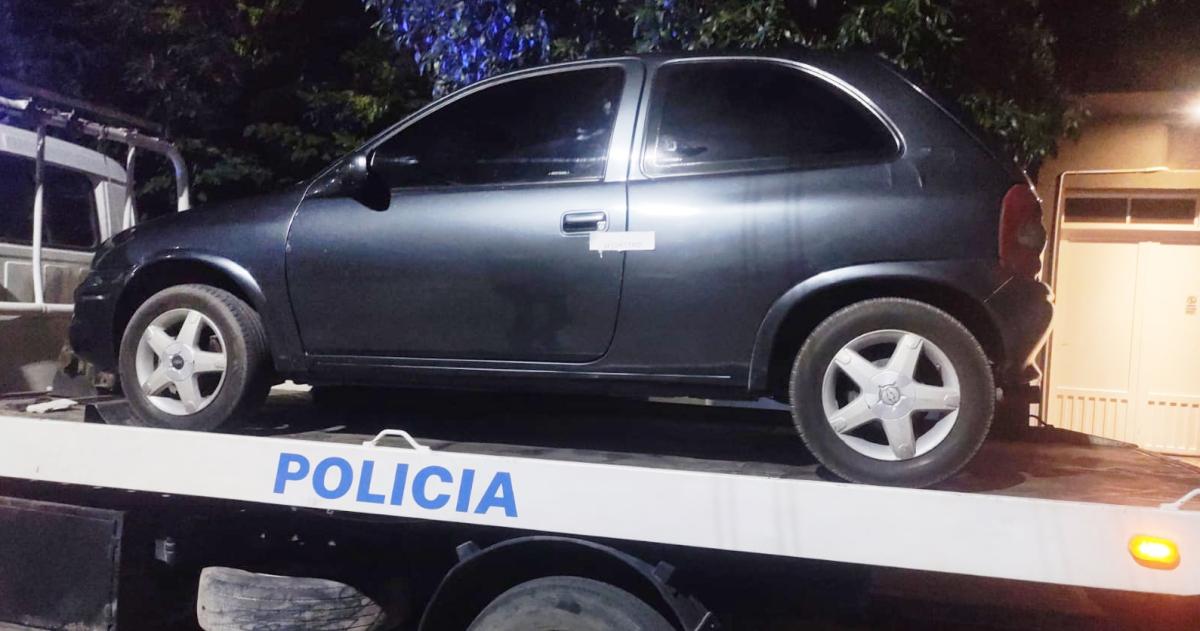 Detienen a dos adolescentes que circulaban a alta velocidad y casi atropellan a policiacuteas