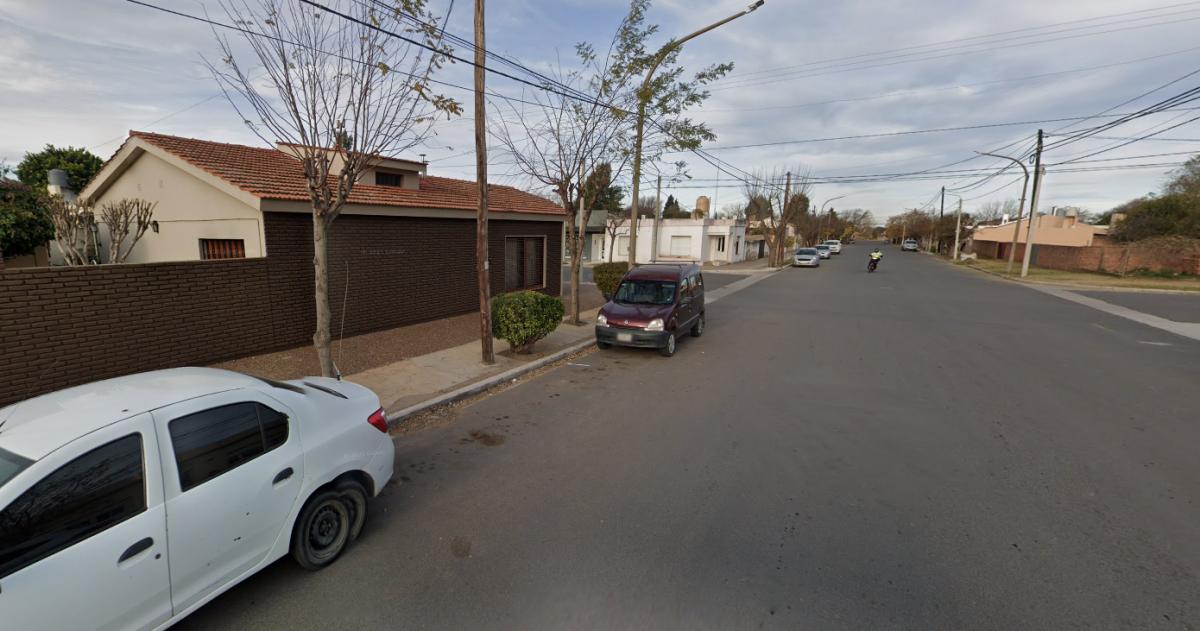 Un policiacutea descubrioacute a un ladroacuten intentando abrir el bauacutel de su auto en Toay