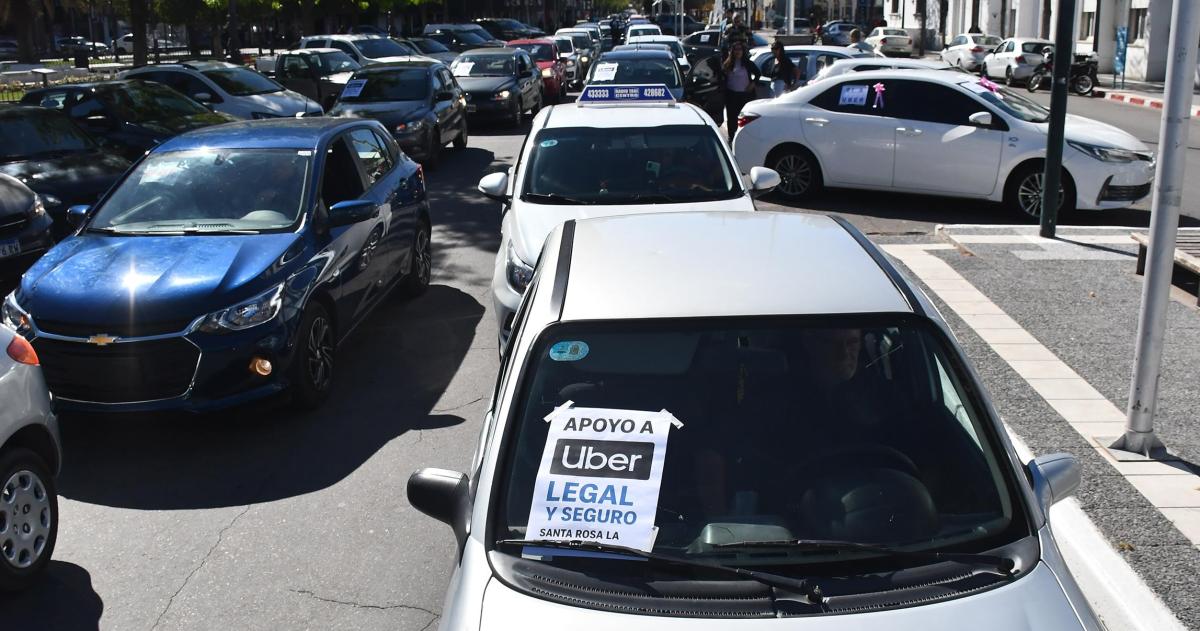 Choferes de Uber vuelven a movilizarse en Santa Rosa contra la limitacioacuten de antiguumledad de los autos