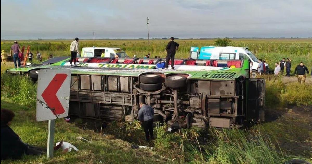 El micro volcó a un costado de la ruta Hay dos heridos graves