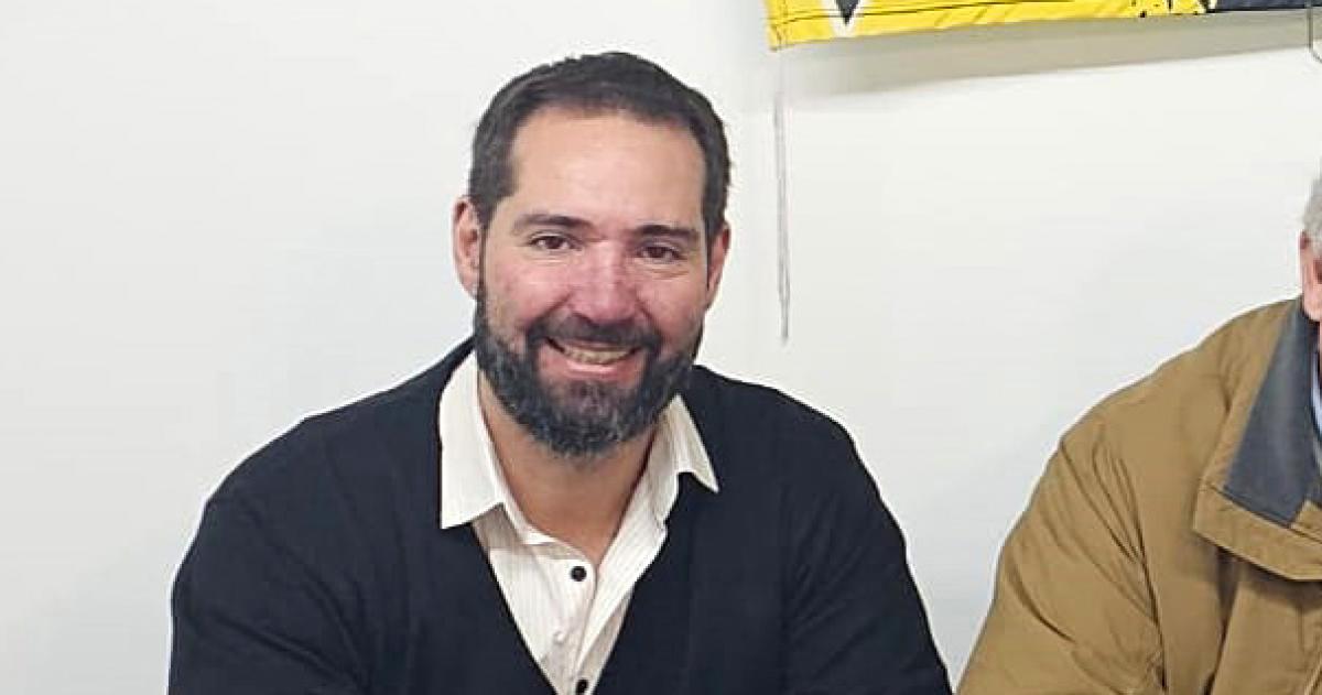 Un concejal de Mendoza manejaba con una copa de vino y borracho 