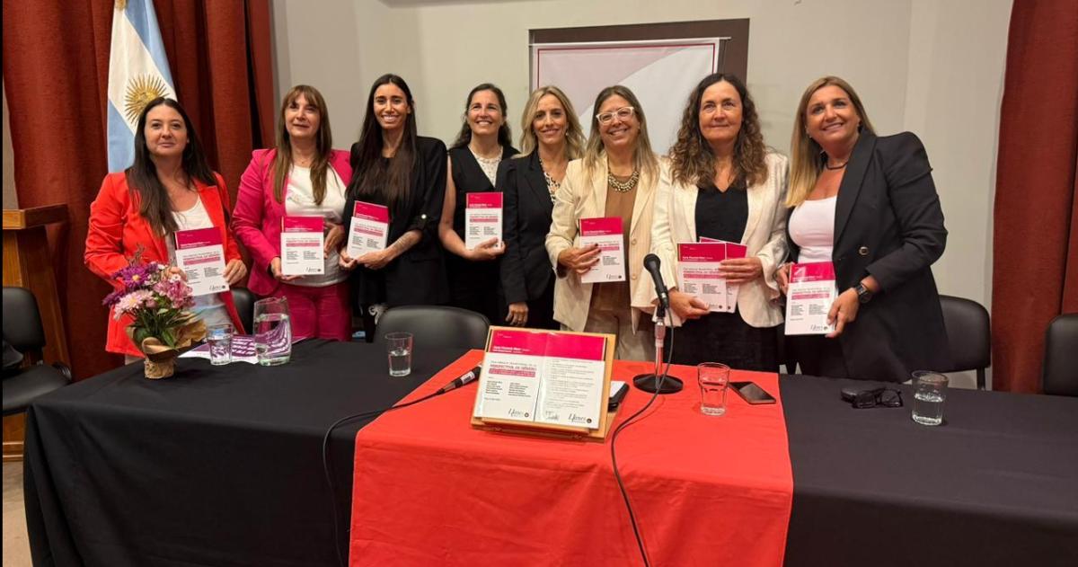 Integrantes del Poder Judicial juezas ex juezas y funcionarias presentaron un libro de perspectiva de género en la Justicia