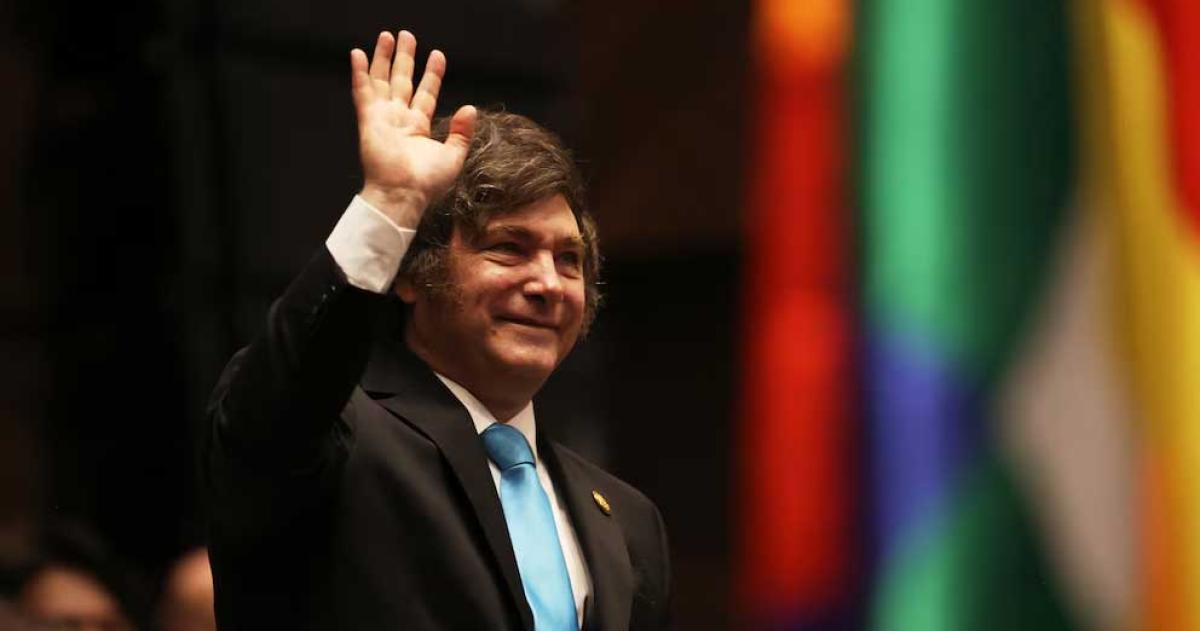 El presidente argentino Javier Milei saluda durante la ceremonia de juramentación del presidente boliviano Rodrigo Paz en La Paz Bolivia el sbado 8 de noviembre de 2025