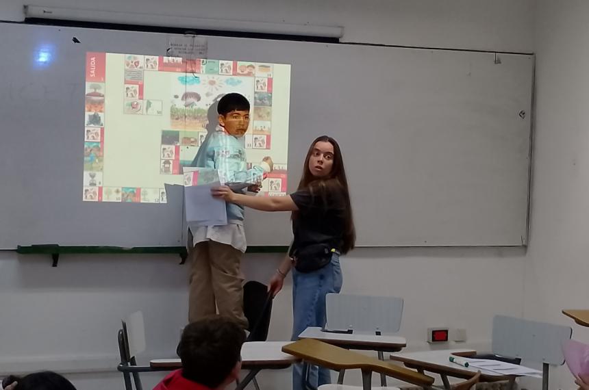 Estudiantes de primaria exponen trabajos