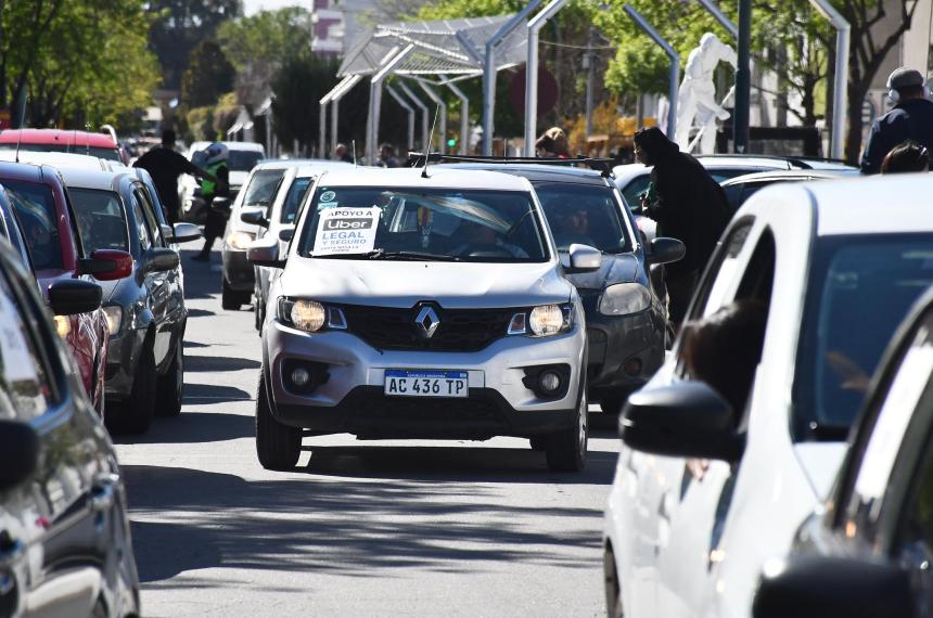 Movilizacioacuten de Uber- rechazan la antiguumledad de los vehiacuteculos que fija la ordenanza