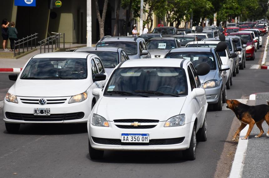 Movilizacioacuten de Uber- rechazan la antiguumledad de los vehiacuteculos que fija la ordenanza