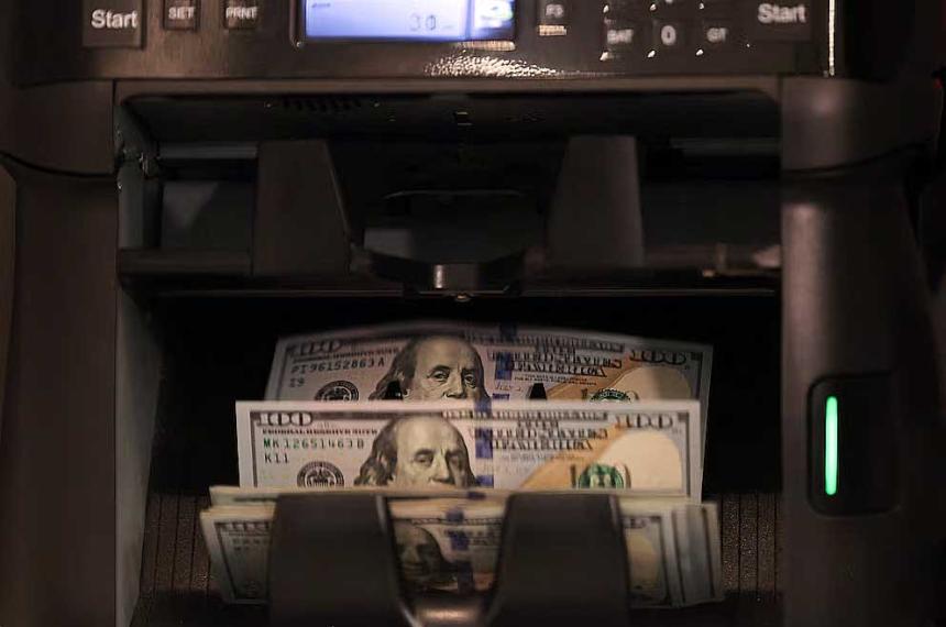 El dólar mayorista gana 850 pesos o 06-en-porciento- en noviembre