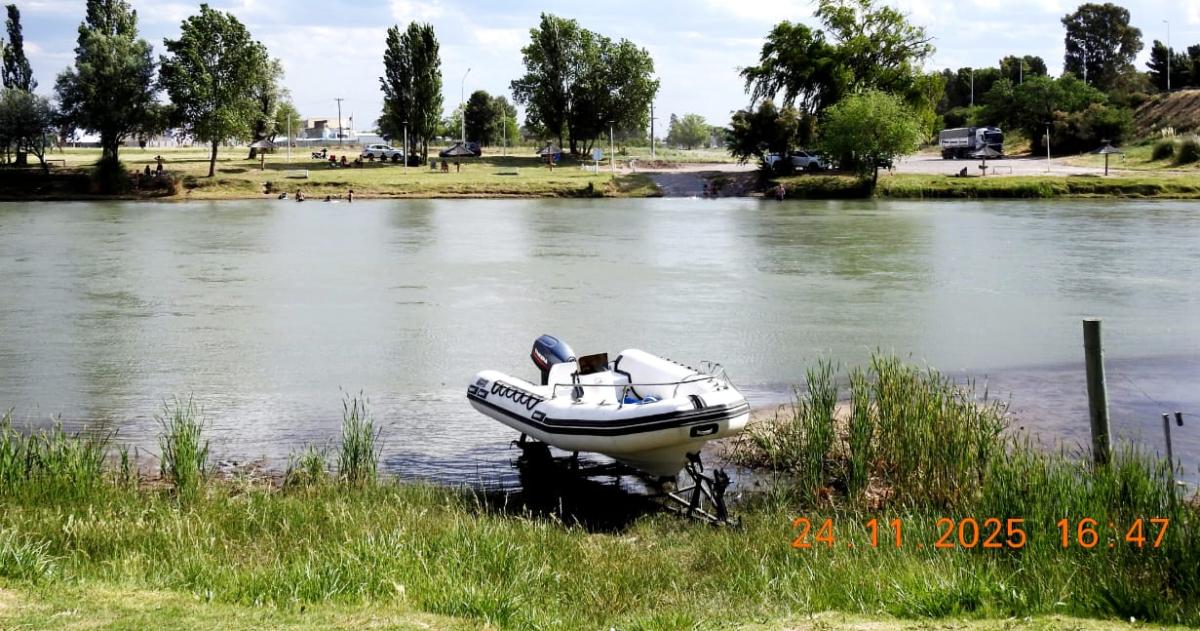 La foto de la lancha que publicó en redes el turista a la vera del río Colorado en el c{amping municipal de La Adela