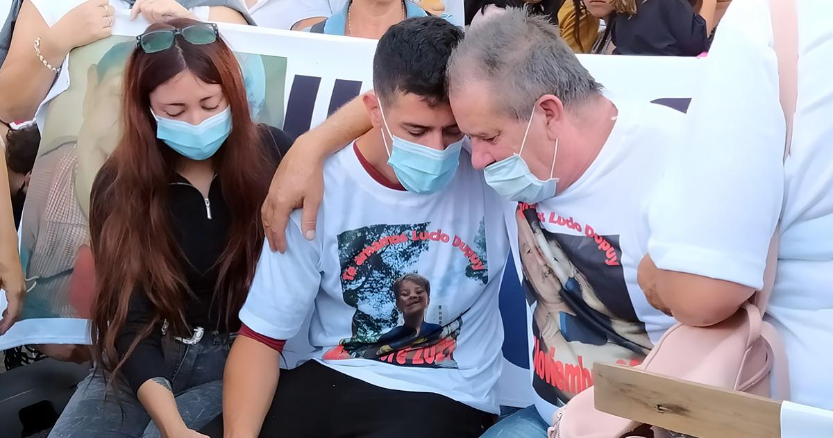 Padre y abuelo de Lucio en la primer marcha pidiendo justicia
