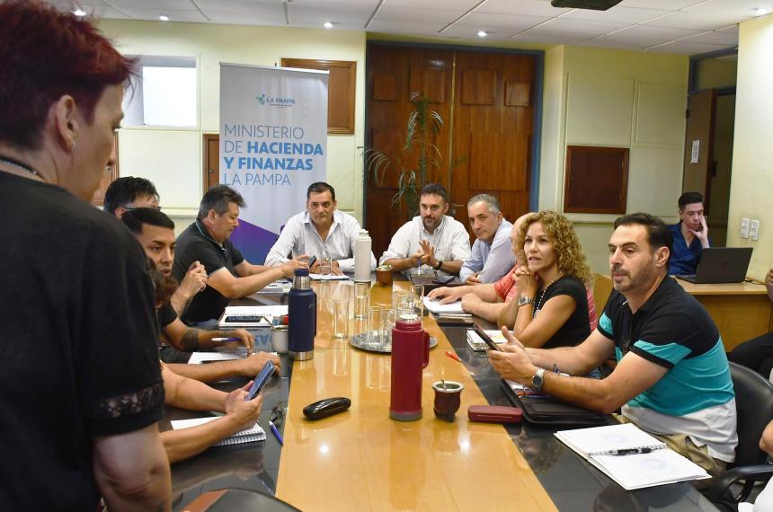 El Gobierno encara la paritaria en medio de la caiacuteda de recursos