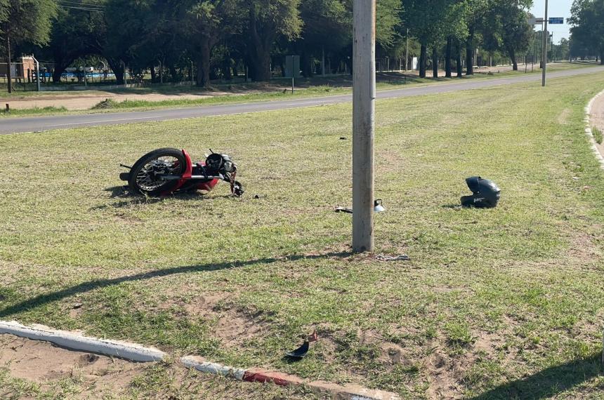 Un motociclista hospitalizado por fuerte siniestro vial en la avenida Peroacuten