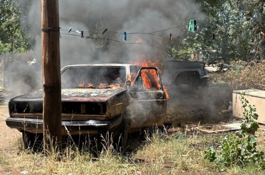 Las llamas afectaron gran parte del auto abandonado en calle 5