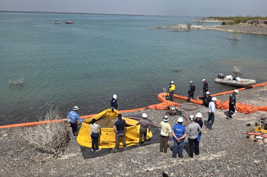 Hicieron un ensayo de proteccioacuten de derrames en el Lago Casa de Piedra