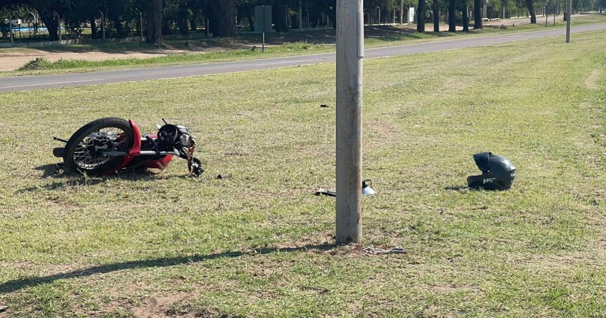 Un motociclista hospitalizado por fuerte siniestro vial en la avenida Peroacuten