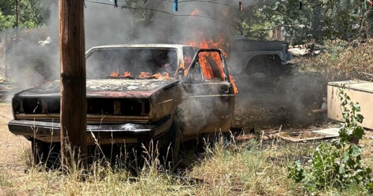Las llamas afectaron gran parte del auto abandonado en calle 5
