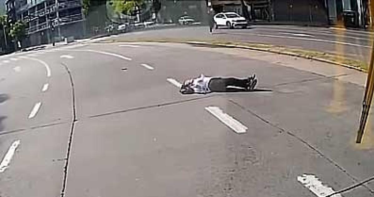 La mujer quedó tendida en el suelo luego de ser atropellada por el colectivo