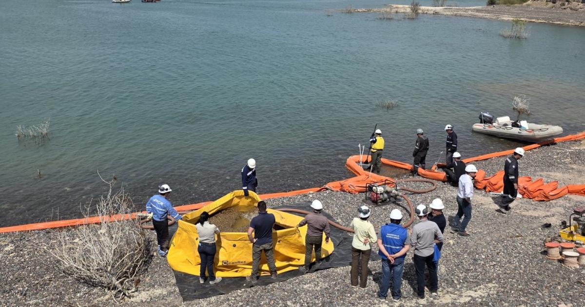 Hicieron un ensayo de proteccioacuten de derrames en el Lago Casa de Piedra