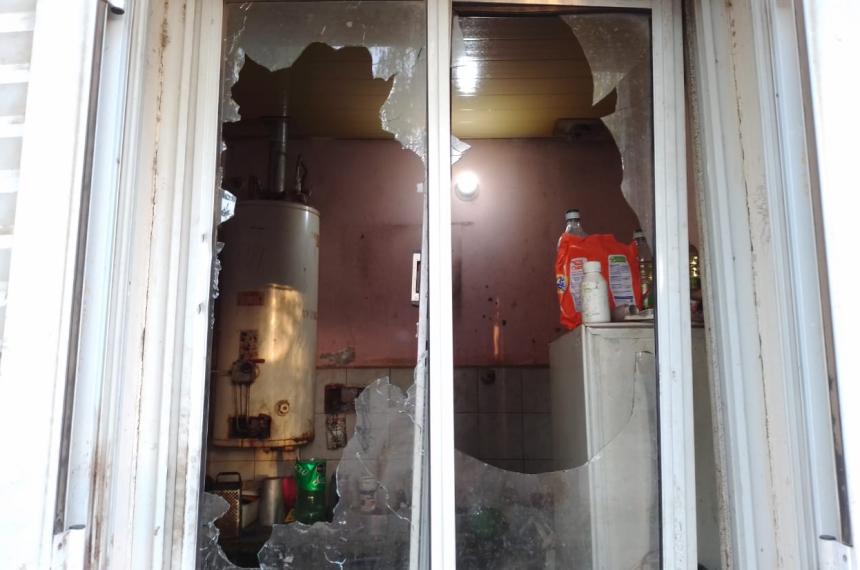 La policiacutea me rompioacute los vidrios de la casa a piedrazos