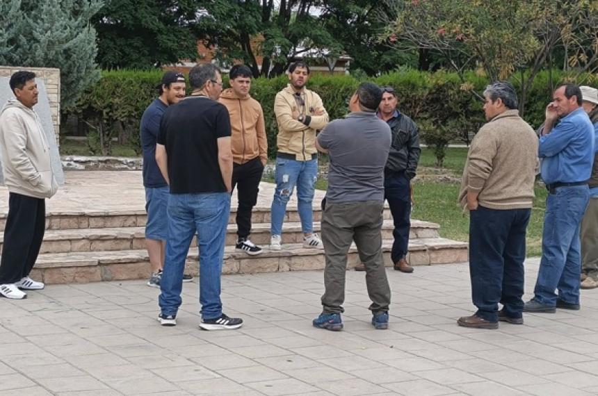 La reunión entre los trabajadores despedidos y el sindicato se realizó en la plaza San Martín de 25 de MAyo
