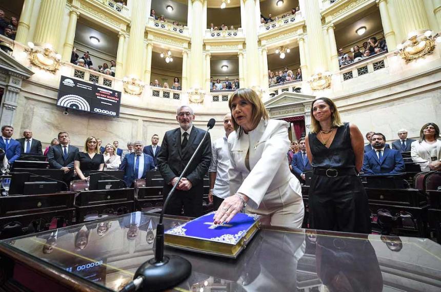 Jura Patricia Bullrich como senadora de la Nación