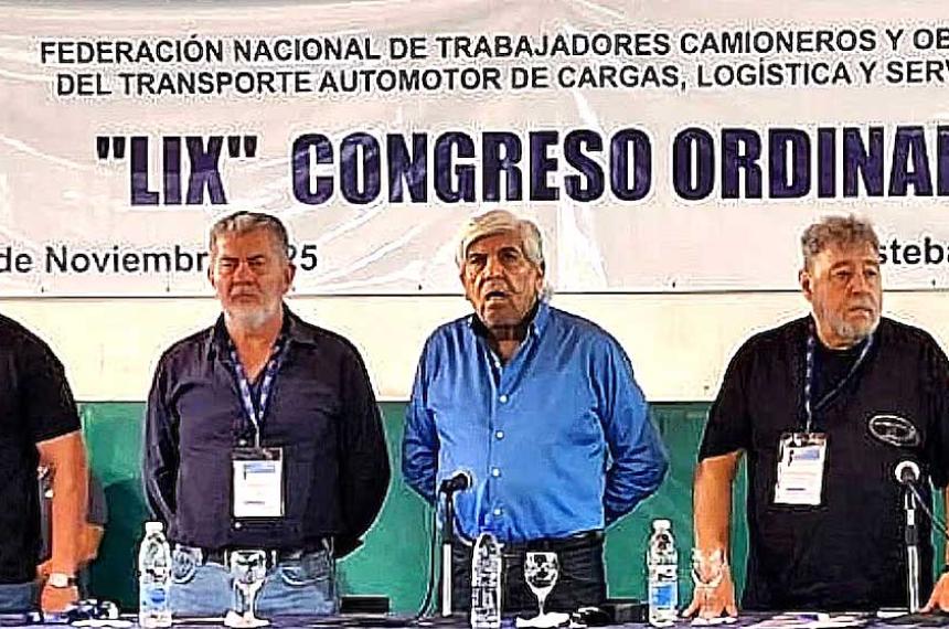 Hugo Moyano con su hijo Jerónimo Jorge Taboada y Hugo Pistone en el congreso de la Federación Nacional de Camioneros