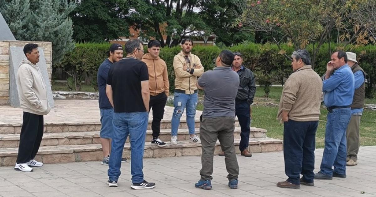 La reunión entre los trabajadores despedidos y el sindicato se realizó en la plaza San Martín de 25 de MAyo