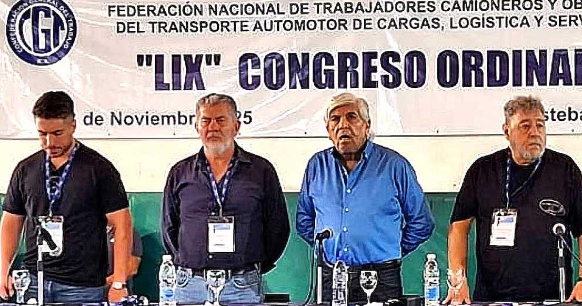 Hugo Moyano con su hijo Jerónimo Jorge Taboada y Hugo Pistone en el congreso de la Federación Nacional de Camioneros