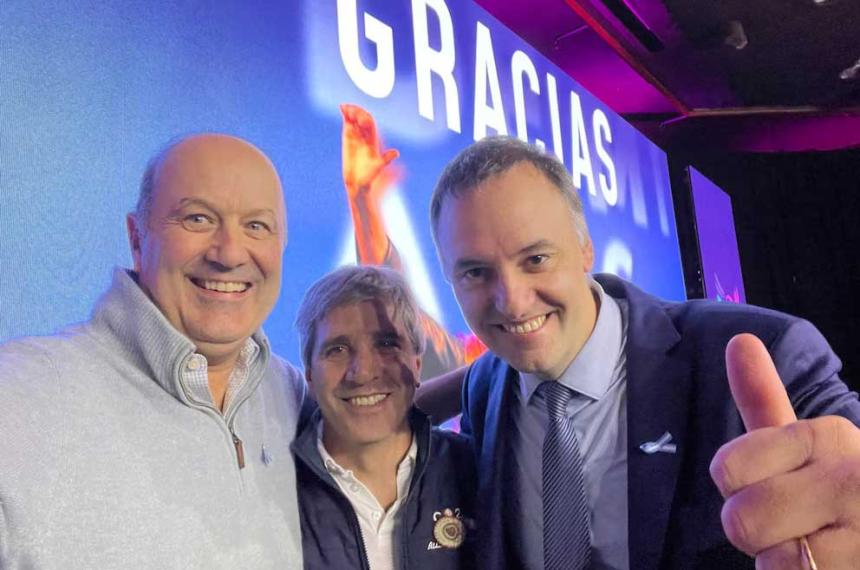 El jefe de Gabinete Manuel Adorni junto a los ministros Luis Caputo y Federico Sturzenegger