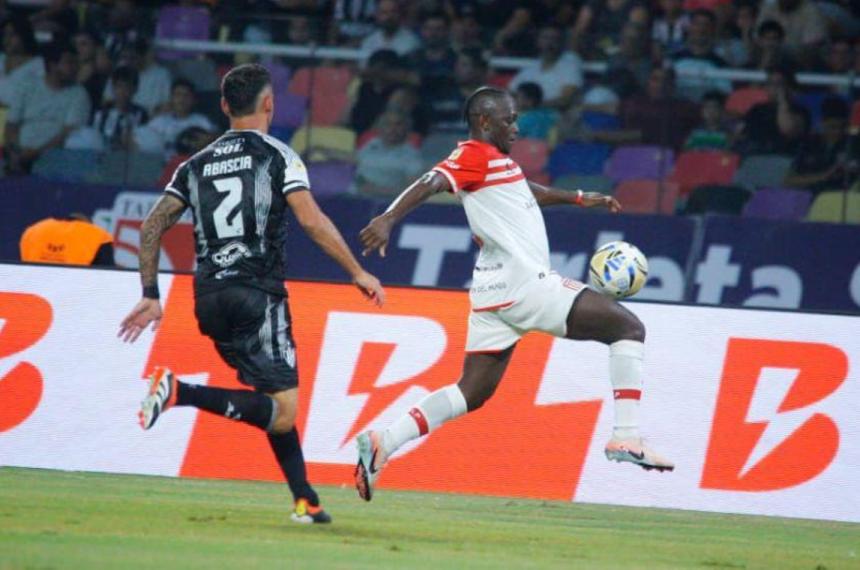 Estudiantes va por otro golpe en Santiago