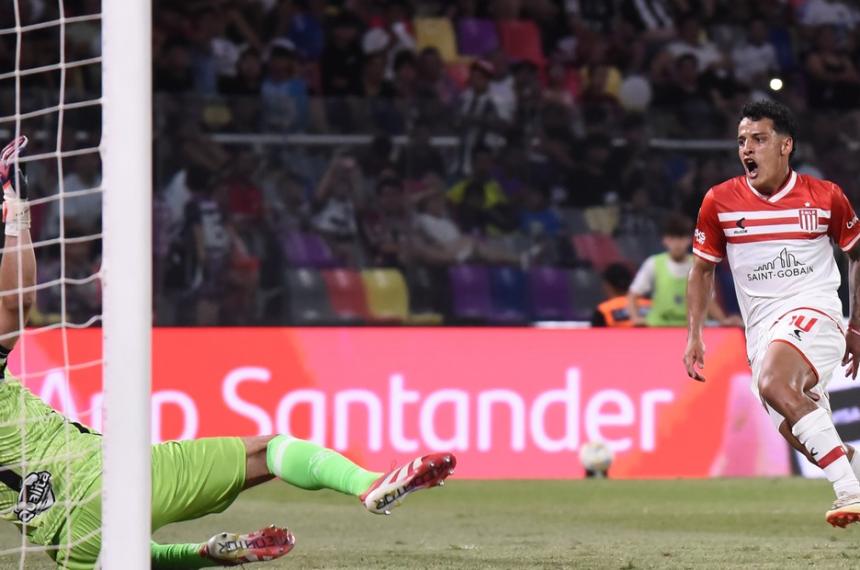 Tiago Palacios con un golazo desniveló el partido en Santiago después de una semana de tensión para el Pincha